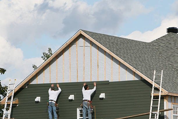 Professional Vinyl Siding technician working in Quincy, IL